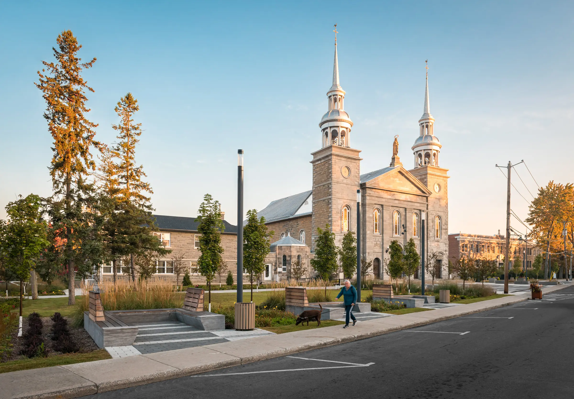 Aménagement extérieur avec promeneur - Projet Berge des Baigneurs